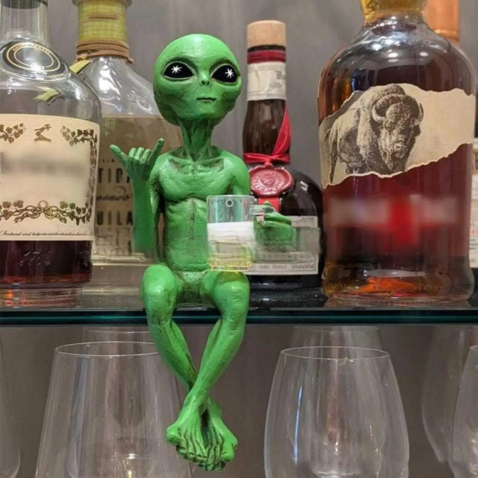 -Statue extraterrestre boire de la bière Sculpture extraterrestre résine artisanat nouveauté drôle décoration de bureau étagère bureau décor de jardin